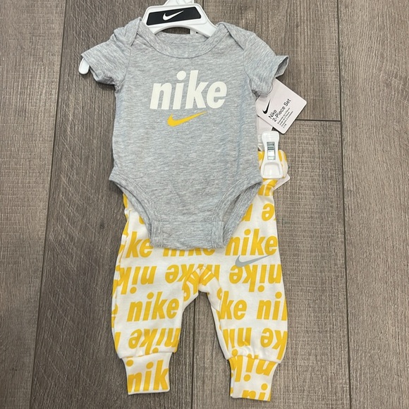 COPY - Nike 2 Piece Set For Newborn New With Tags - Picture 1 of 7